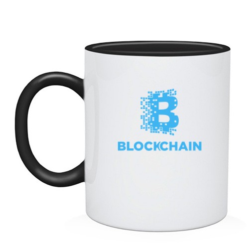 Чашка зі стилізованим піксельним логотипом біткоїна та написом «BLOCKCHAIN»