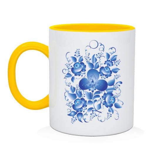 Чашка с голубым цветочным орнаментом