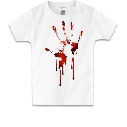 Детская футболка с отпечатком руки в крови
