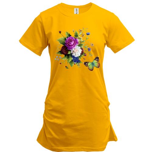 Подовжена футболка з красивим букетом і метеликом