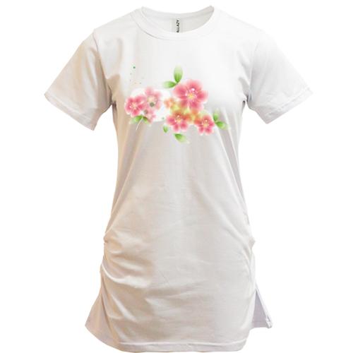 Подовжена футболка з квітами в ніжних тонах
