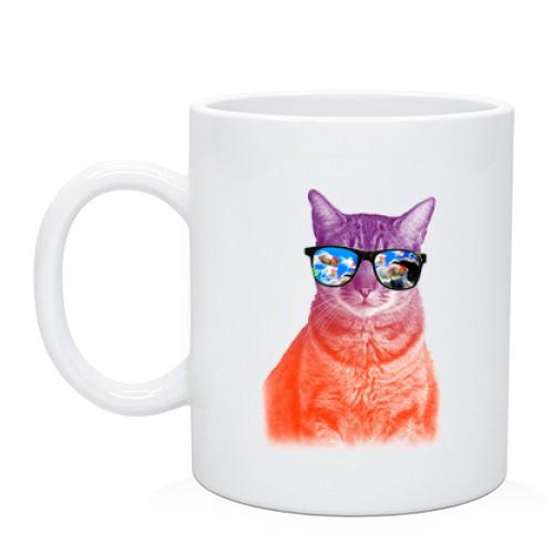 Чашка з різнокольоровим котом в окулярах