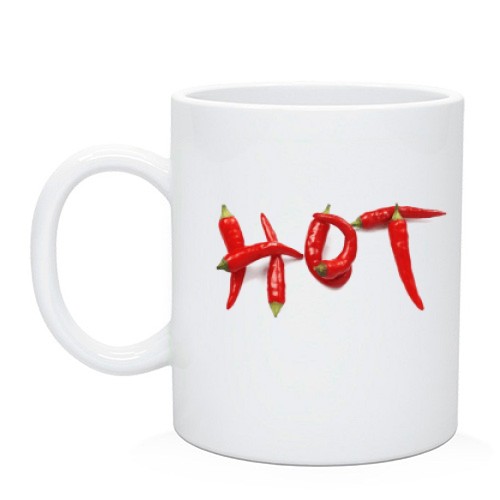 Чашка з написом «HOT», складеним із червоного гострого перцю