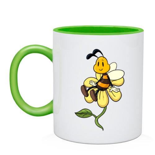 Чашка з бджолою на квітці