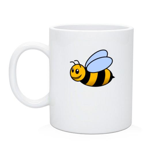 Чашка в літаючою бджолою