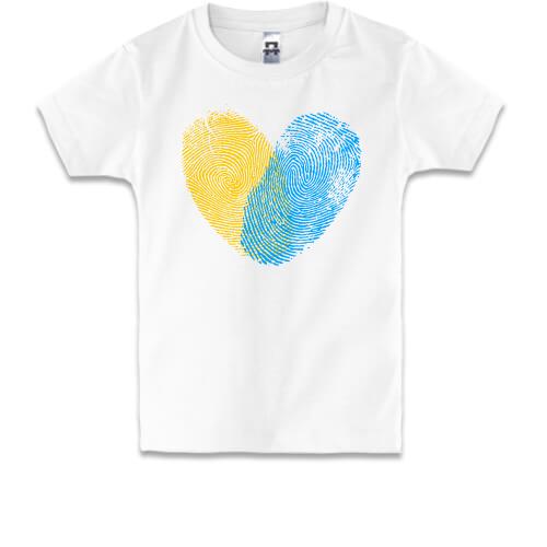 Детская футболка желто-синими отпечатками в виде сердца