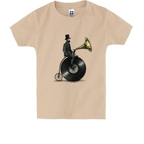 Детская футболка с человеком на огромном граммофоне