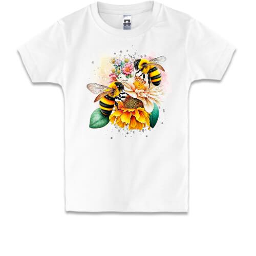 Дитяча футболка з бджолами на квітці