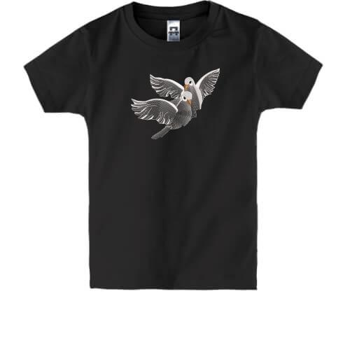 Детская футболка с вышитыми голубями
