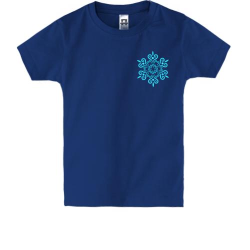 Детская футболка со снежинкой на груди