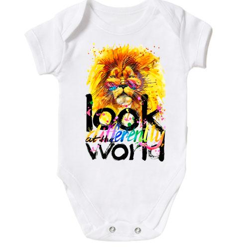 Детское боди Look at the world differently со львом