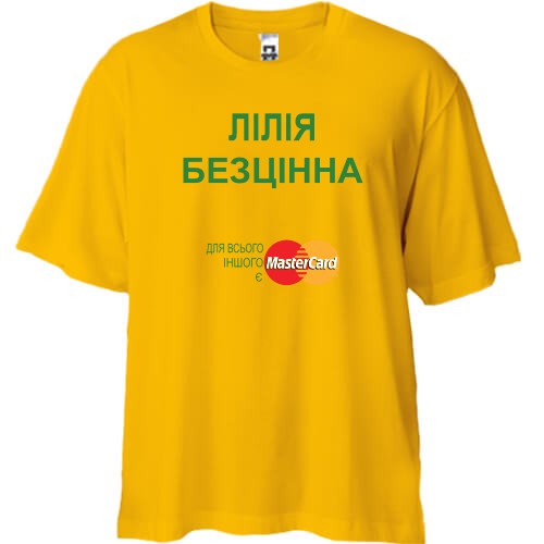 Футболка oversize с надписью «ЛІЛІЯ БЕЗЦІННА» и пародийным логотипом MasterCard