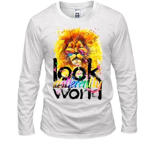 Лонгслив Look at the world differently со львом