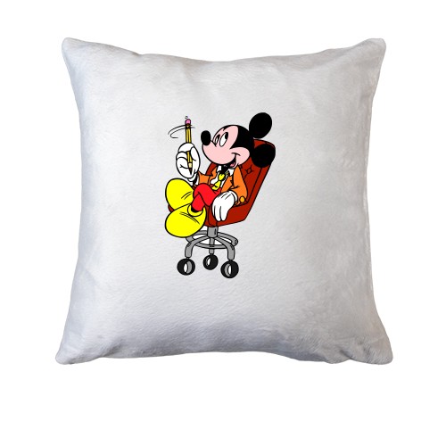 Подушка Мики в кресле