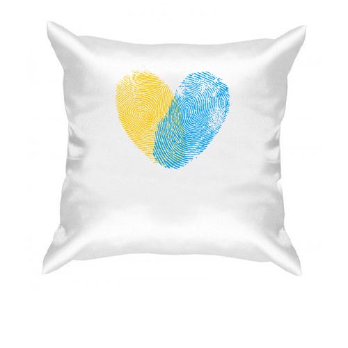 Подушка желто-синими отпечатками в виде сердца