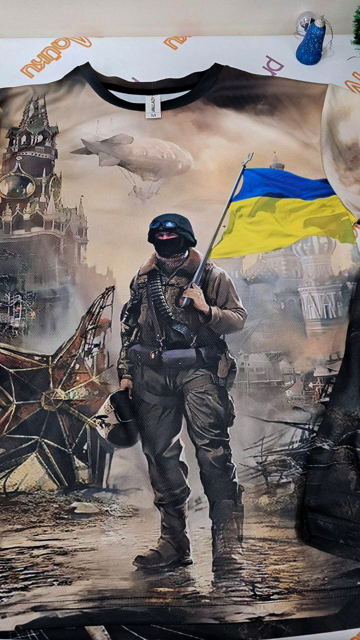 Мужской 3D лонгслив с украинским воином Мужской 3D лонгслив с украинским воином