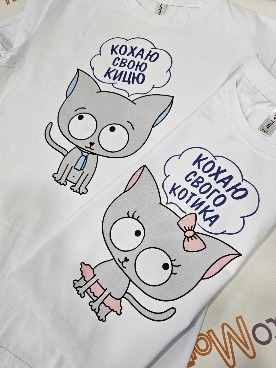 Парные футболки с влюбленными котиками (обожаю) реальное фото Парные футболки с влюбленными котиками (обожаю) реальное фото