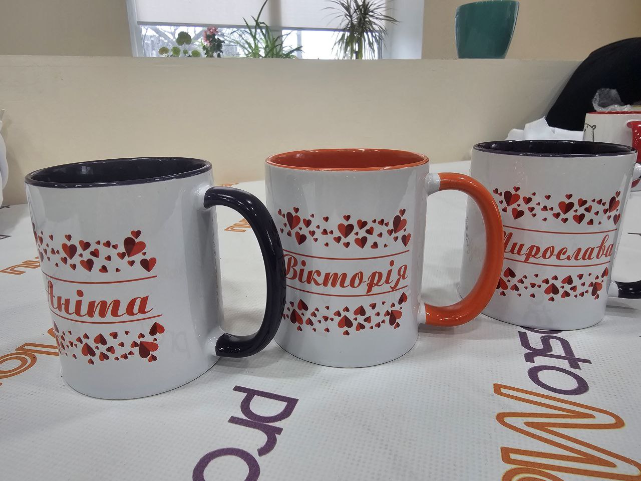 Чашка з сердечками і ім`ям "Вікторія" реальне фото Чашка з сердечками і ім`ям "Вікторія" реальне фото