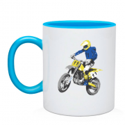 Чашка з мотоциклістом в повітрі