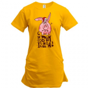 Подовжена футболка зі свинкою в новорічному ковпаку