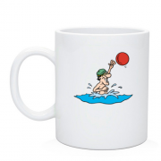 Чашка с игроком в водное поло в воде
