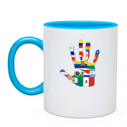 Чашка c флагами разных стран на ладони
