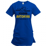 Подовжена футболка з написом "Всіма улюблена Антоніна"