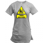 Подовжена футболка з написом "Обережно, людина працює"