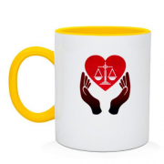 Чашка з руками правосуддя