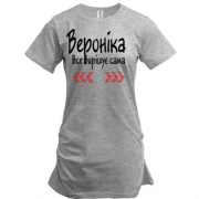 Подовжена футболка з написом "Вероніка все вирішує сама"