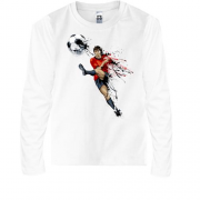 Детская футболка с длинным рукавом с футболистом и мячом в возду