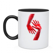 Чашка з червоними руками