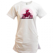 Подовжена футболка з дівчиною на мотоциклі