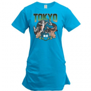 Подовжена футболка з написом "Токіо" і рибками