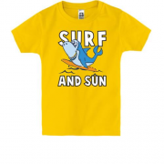 Детская футболка с акулой серфингистом и надписью "Surf and sun"