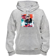 Худі Моргенштерн з м'якою іграшкою в зубах