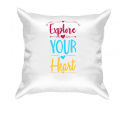 Подушка з написом "Досліджуй своє серце"