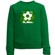 Детский свитшот с футбольным мячом на фоне зелени