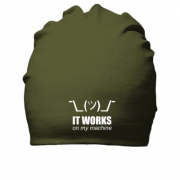 Бавовняна шапка с надписью "It works on my machine"