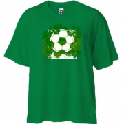 Футболка Oversize с футбольным мячом на фоне зелени