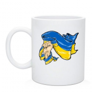 Чашка с флагом Украины в руке