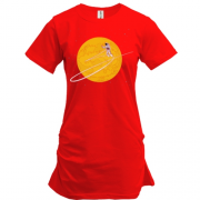 Подовжена футболка "Космонавт на тлі місяця"