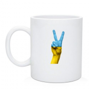 Чашка с рукой раскрашеной в цвета украинского флага