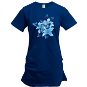 Подовжена футболка з синіми квітами і метеликами