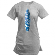 Подовжена футболка з синьою дошкою для серфінгу