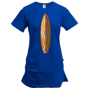 Подовжена футболка з помаранчевою дошкою для серфінгу