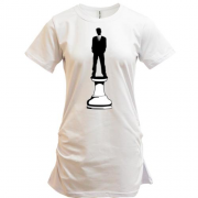 Подовжена футболка з людиною на шаховій фігурі