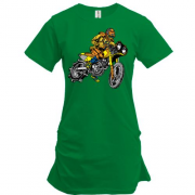 Подовжена футболка з мотоциклістом в жовтому