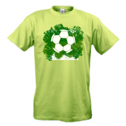Футболка з футбольним м'ячем на фоні зелені