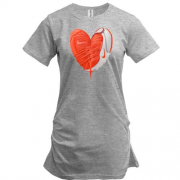 Подовжена футболка з кросівком у вигляді серця